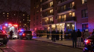 Mujer muere y bebé queda crítica tras caer de balcón en El Bronx