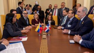 Abinader y Delcy Rodríguez tratan apertura de consulado y compra de combustibles