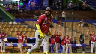 Grand slam de Ozuna impulsa remontada de Gigantes ante el Escogido