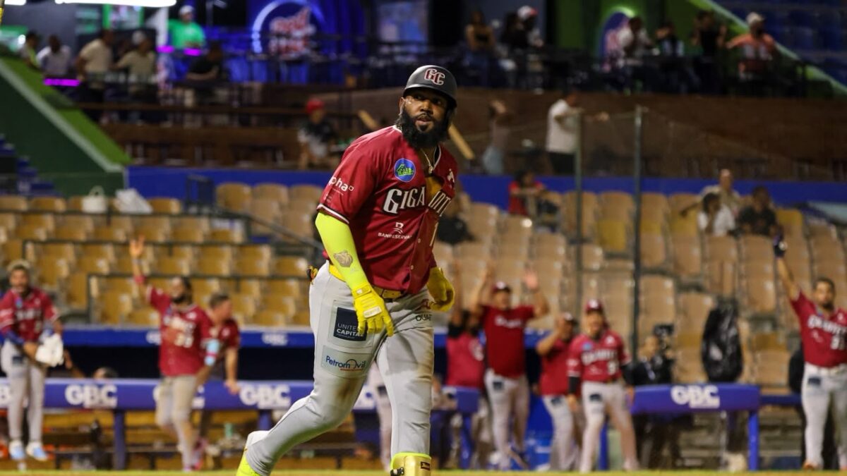 Grand slam de Ozuna impulsa remontada de Gigantes ante el Escogido