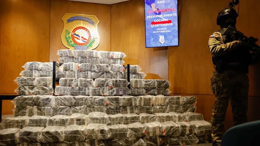 DNCD ocupa 555 paquetes de presunta cocaína en lancha interceptada en Baní