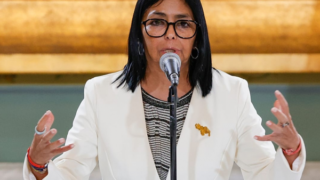 Encuestas reflejan caída en aprobación de Delcy Rodríguez y creciente descontento