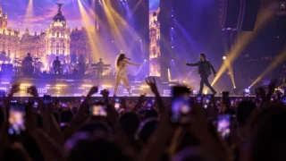Shakira canta con Maluma y camina al escenario junto a Penélope Cruz en Madrid