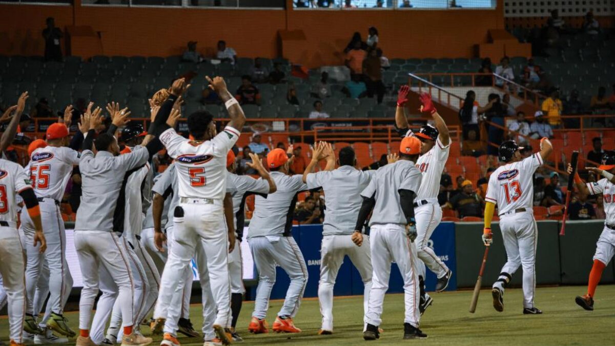 Toros vencen a las Águilas con tres jonrones y sólido relevo